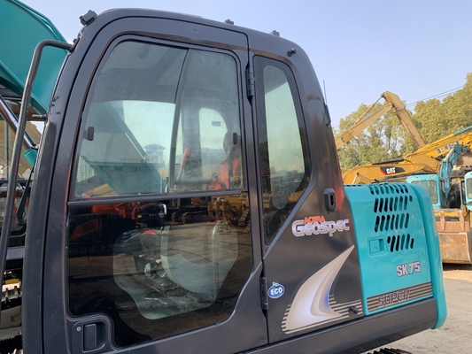 Kobelco SK75 Bagger im Gebrauch und in gutem Zustand, ideal für den Bau